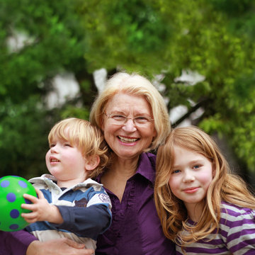 glückliche Großmutter mit ihren beiden Enkelkindern