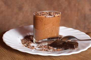 mousse au chocolat sur fond marron