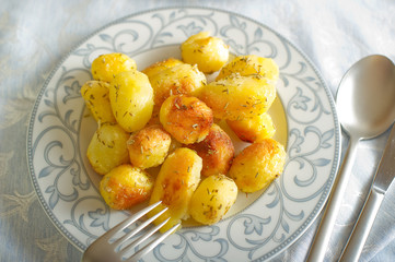 roasted potatoes on dish -patate al forno