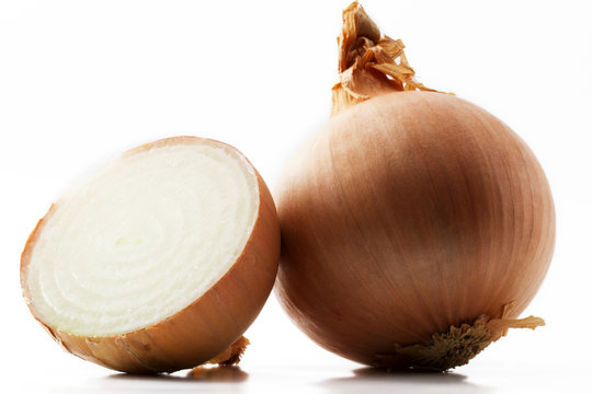eine zwiebel und eine halbe zwiebel auf wei&szlig;em hintergrund