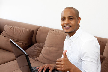 Junge Mann mit Laptop