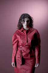 Mädchen mit rotem Kleid