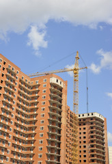 Fototapeta na wymiar Building with elevating crane