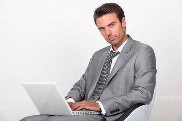 Homme d'affaires devant ordinateur portable