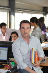 Portrait d'un homme d'affaires au bureau
