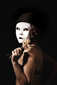 &ccedil;i&ccedil;ekli kadın