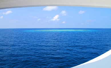 Fototapeta na wymiar croisiére et atoll