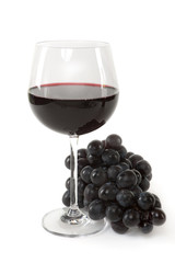 Rotwein mit Weintrauben