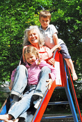 Oma und Enkel auf der Rutsche