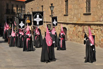 Kapuzenmänner auf einer Prozession