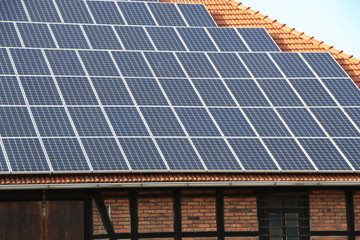 Naklejka premium Solaranlage auf einen Scheunendach