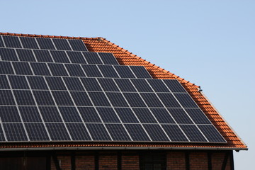 Fototapeta premium Solaranlage auf einen Scheunendach