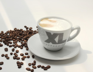 Cappuccino und Kaffeebohnen