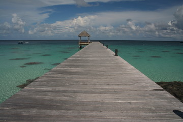 Fototapeta premium Ponton sur le lagon à Fakarava