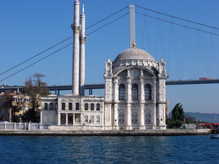 Fototapeta na wymiar Ortakoy mosque and the Bosphorus bridge