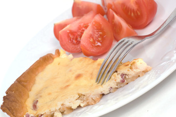 part de quiche et tomate coupée