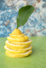 Fototapeta na wymiar limone a fette