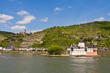 Fototapeta na wymiar Zamek Pfalz i dobry rock, zamek w dolinie Renu
