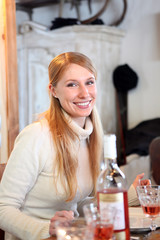 Jeune femme à l'heure du déjeuner