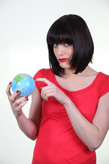Portrait d'une  femme avec globe terrestre