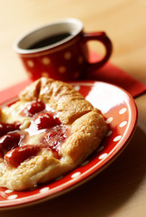 erdbeerplunder mit tasse kaffee