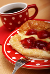 erdbeerplunder mit tasse kaffee