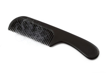 pettine con capelli caduti