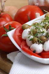 Mozzarella mit Tomaten als Salat
