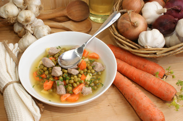 deftige Gemüsesuppe mit Kartoffeln und Fleisch