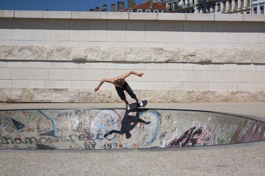homme faisant du skateboard