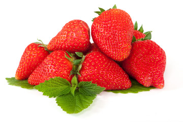 frische Erdbeeren auf Blatt