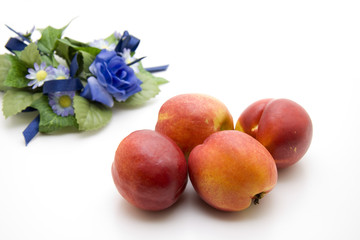 Nektarinen mit Blumen