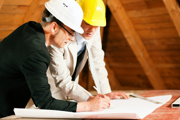 Architekt und Bauingenieur diskutieren Bauplan
