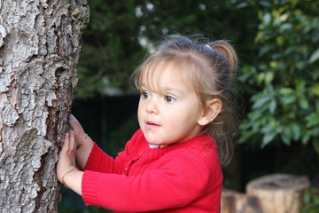 portrait de  b&eacute;b&eacute; fille blonde &acirc;g&eacute;e de 21 mois