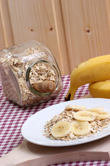 Banane in Scheiben geschnitten mit Haferflocken