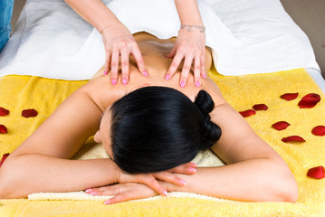 Obraz na płótnie Canvas Woman back massaging with oil at spa
