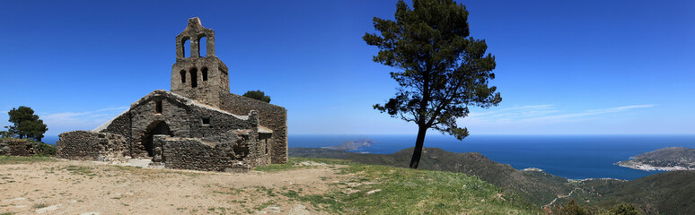 Fototapeta premium panorama de la petite chapelle de san pere de rodes