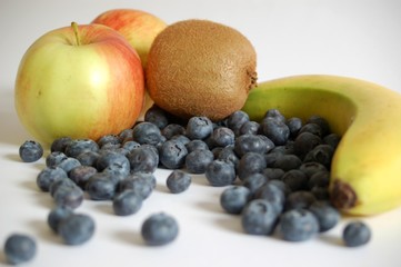 Heidelbeeren, Kiwi, Apfel, Banane