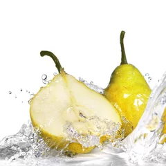 Fotobehang gele peer met waterplons op wit wordt geïsoleerd © artjazz