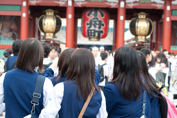 Obraz premium Uczeń wycieczki szkolnej Sensoji Temple