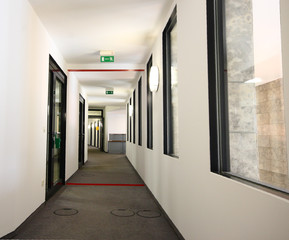 Fluchtweg langer Gang Flur im Gebäude