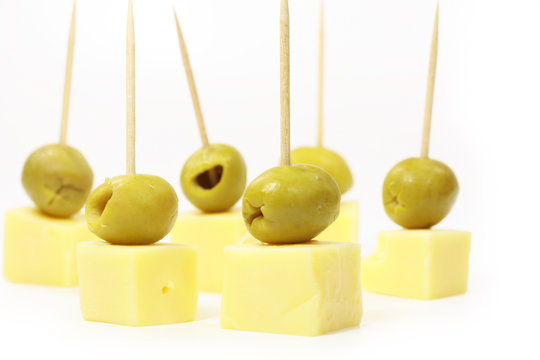 Käsewürfel mit Oliven