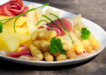 Spargel in Schinken mit Kartoffelspalten