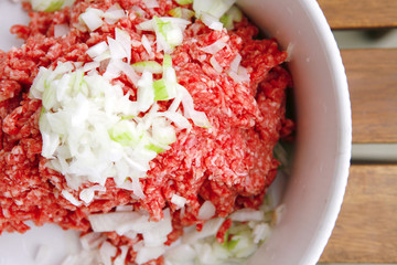 minced meat in white bowl