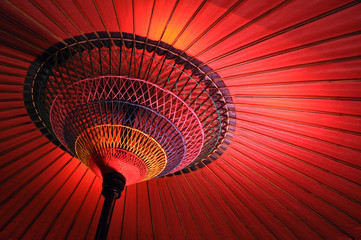 Interieur d'un ombrelle traditionelle japonaise (ou wagasa) au Jaon. Parasol shinto, fond rouge japonais