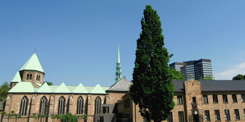 ESSENER MÜNSTER mit Rathaus Essen im Hintergrund