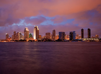 Naklejka premium Orange clouds reflect light from San Diego Skyline