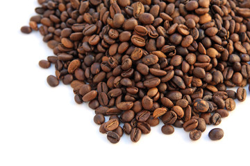 café torréfié en grains, fond blanc