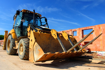 Heavy buildind excavator in front of building site