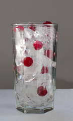 mix ice and cranberry in glass